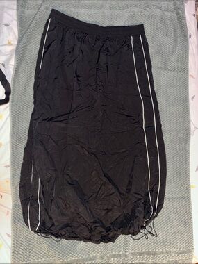 HALARA Black Midi Skirt with White Side Piping